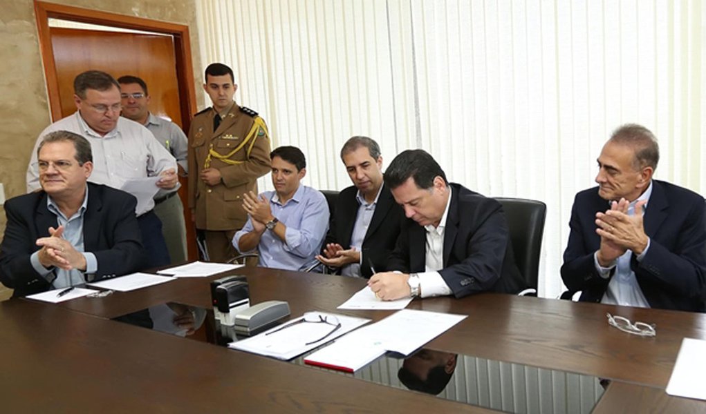 Em Catalão, Perillo atende a prefeitos do Sudeste (Foto: Henrique Luiz) Em Catalão, Perillo atende a prefeitos do Sudeste