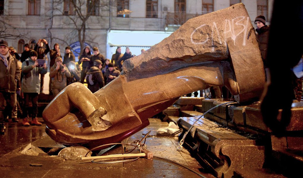 People surround a statue of Soviet state founder Vladimir Lenin, which was toppled by protesters during a rally organized by supporters of EU integration in Kiev, December 8, 2013. Crowds toppled a statue of Soviet state founder Vladimir Lenin in the Ukra (Foto: Valter Lima) www.brasil247.com - People surround a statue of Soviet state founder Vladimir Lenin, which was toppled by protesters during a rally organized by supporters of EU integration in Kiev, December 8, 2013. Crowds toppled a statue of Soviet state founder Vladimir Lenin in the Ukra