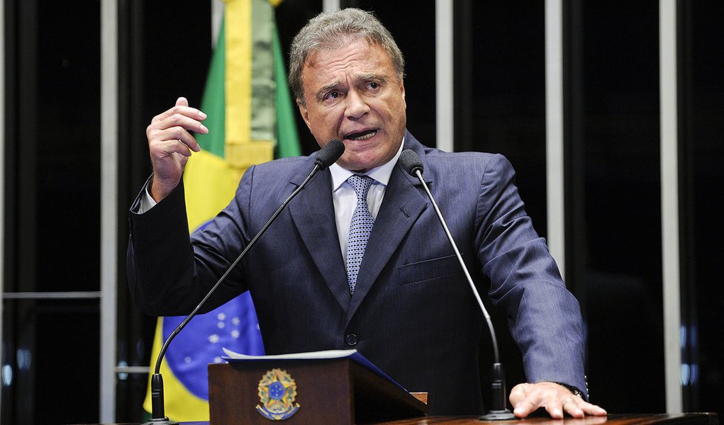 Senador Alvaro Dias (PSDB-PR) diz que considera inconstitucionais empréstimos feitos pelo BNDES, de maneira sigilosa, a países como Cuba e Venezuela (Foto: Roberta Namour) Senador Alvaro Dias (PSDB-PR) diz que considera inconstitucionais empréstimos feitos pelo BNDES, de maneira sigilosa, a países como Cuba e Venezuela