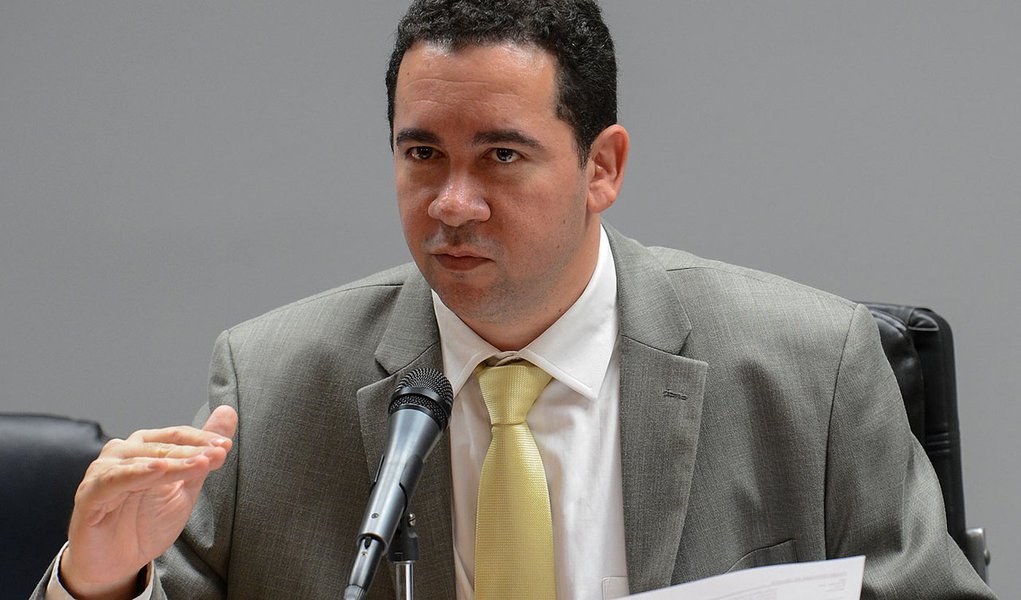 Brasília - O secretário Executivo Interino do Ministério da Fazenda, Dyogo Henrique de Oliveira, fala durante entrevista coletiva, sobre o aumento das alíquotas do Imposto sobre Produtos Industrializados (IPI) dos automóveis (Foto: Paulo Emílio) Brasília - O secretário Executivo Interino do Ministério da Fazenda, Dyogo Henrique de Oliveira, fala durante entrevista coletiva, sobre o aumento das alíquotas do Imposto sobre Produtos Industrializados (IPI) dos automóveis