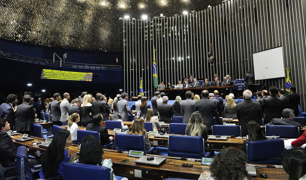 Sessão solene do Congresso para promulgação da Emenda Constitucional 80/2014, decorrente da Proposta de Emenda à Constituição 4/2014 (PEC das Defensorias), que garante a instalação de defensorias públicas em todos os municípios do país. A Emenda fixa praz (Foto: Voney Malta) Sessão solene do Congresso para promulgação da Emenda Constitucional 80/2014, decorrente da Proposta de Emenda à Constituição 4/2014 (PEC das Defensorias), que garante a instalação de defensorias públicas em todos os municípios do país. A Emenda fixa praz