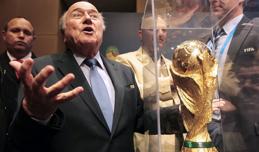Presidente da Fifa, Joseph Blatter, gesticula perto do troféu da Copa do Mundo após entrevista coletiva em São Paulo, nesta quinta-feira, 5 de junho. REUTERS/Paulo Whitaker (Foto: Roberta Namour) Presidente da Fifa, Joseph Blatter, gesticula perto do troféu da Copa do Mundo após entrevista coletiva em São Paulo, nesta quinta-feira, 5 de junho. REUTERS/Paulo Whitaker