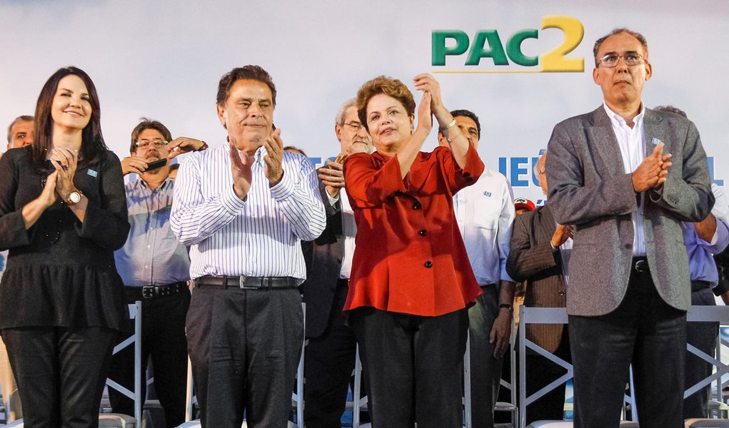 Serra Talhada - PE, 14/04/2014. Presidenta Dilma Rousseff durante cerimônia de inauguração da 1ª etapa e ordem de serviço da 2ª etapa da Adutora Pajeú e lançamento do edital do Ramal do Agreste. Foto: Roberto Stuckert Filho/PR (Foto: Paulo Emílio) Serra Talhada - PE, 14/04/2014. Presidenta Dilma Rousseff durante cerimônia de inauguração da 1ª etapa e ordem de serviço da 2ª etapa da Adutora Pajeú e lançamento do edital do Ramal do Agreste. Foto: Roberto Stuckert Filho/PR