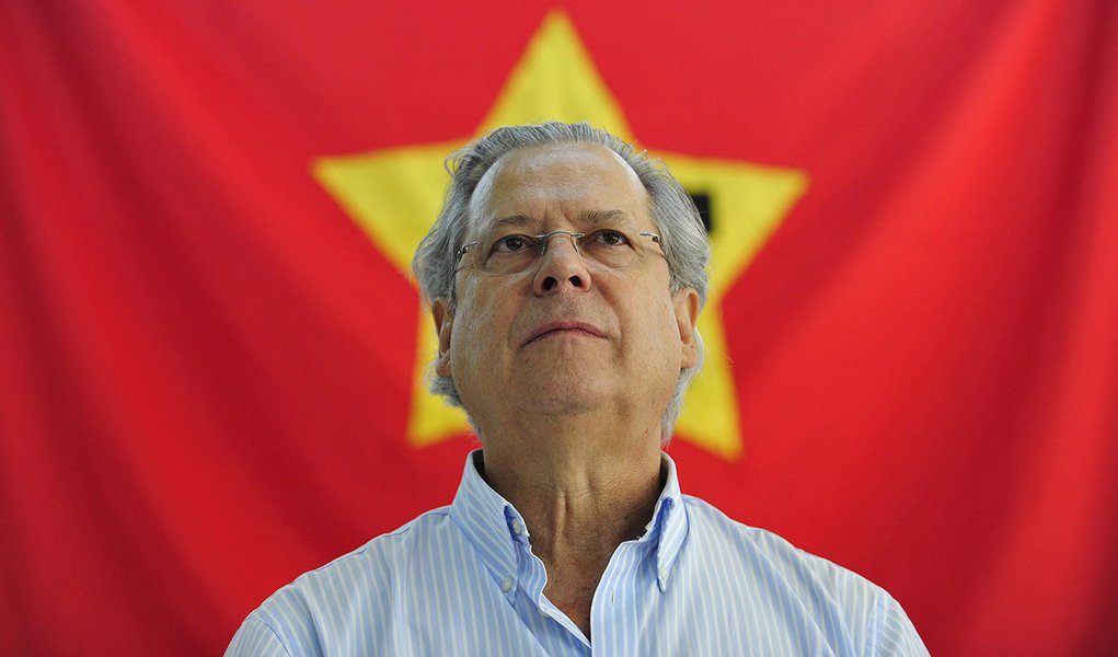 ***FOTO EMBARGADA PARA VEÍCULOS DE RS E SC*** PORTO ALEGRE, RS. 15.12.2012: PT/DIRCEU - O ex-ministro chefe da Casa Civil José Dirceu partcipou de evento do Partido dos Trabalhadores na manhã deste sábado no salão da igreja Pompeia, em Porto Alegre. Ovaci (Foto: Leonardo Yarochewsky) ***FOTO EMBARGADA PARA VEÍCULOS DE RS E SC*** PORTO ALEGRE, RS. 15.12.2012: PT/DIRCEU - O ex-ministro chefe da Casa Civil José Dirceu partcipou de evento do Partido dos Trabalhadores na manhã deste sábado no salão da igreja Pompeia, em Porto Alegre. Ovaci
