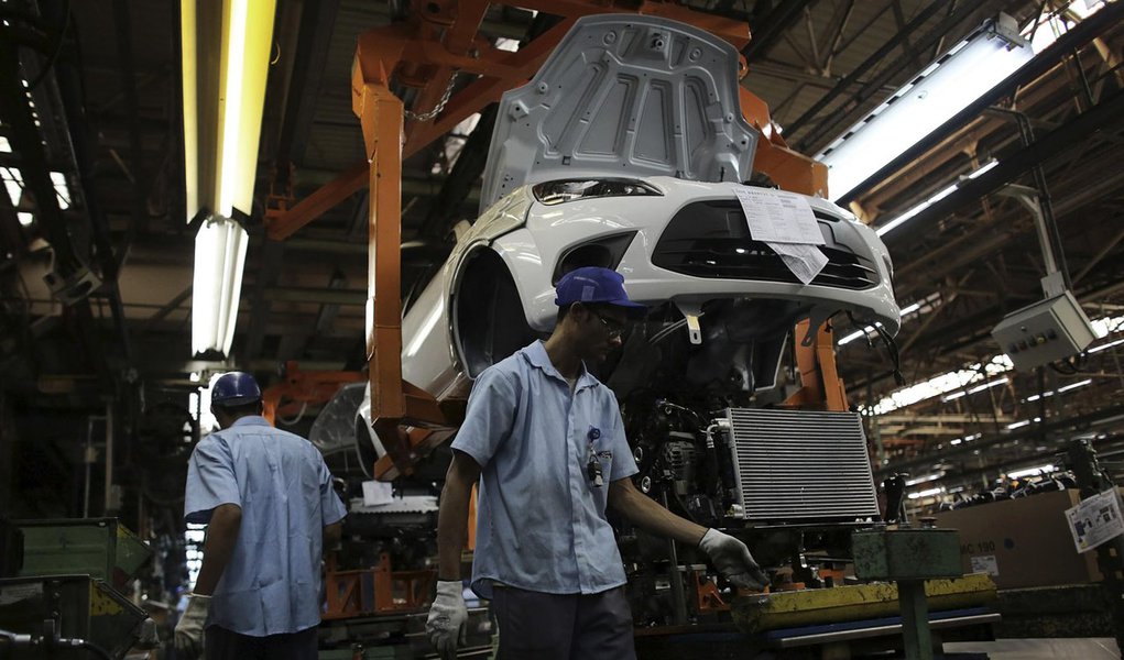 Brazilian workers assemble a Ford car at Sao Bernardo do Campo Ford plant, near Sao Paulo August 13, 2013. The pace of vehicle production in Brazil slipped in July to the lowest daily rate in five months as factories, facing sagging consumer confidence, s (Foto: Valter Lima) Brazilian workers assemble a Ford car at Sao Bernardo do Campo Ford plant, near Sao Paulo August 13, 2013. The pace of vehicle production in Brazil slipped in July to the lowest daily rate in five months as factories, facing sagging consumer confidence, s