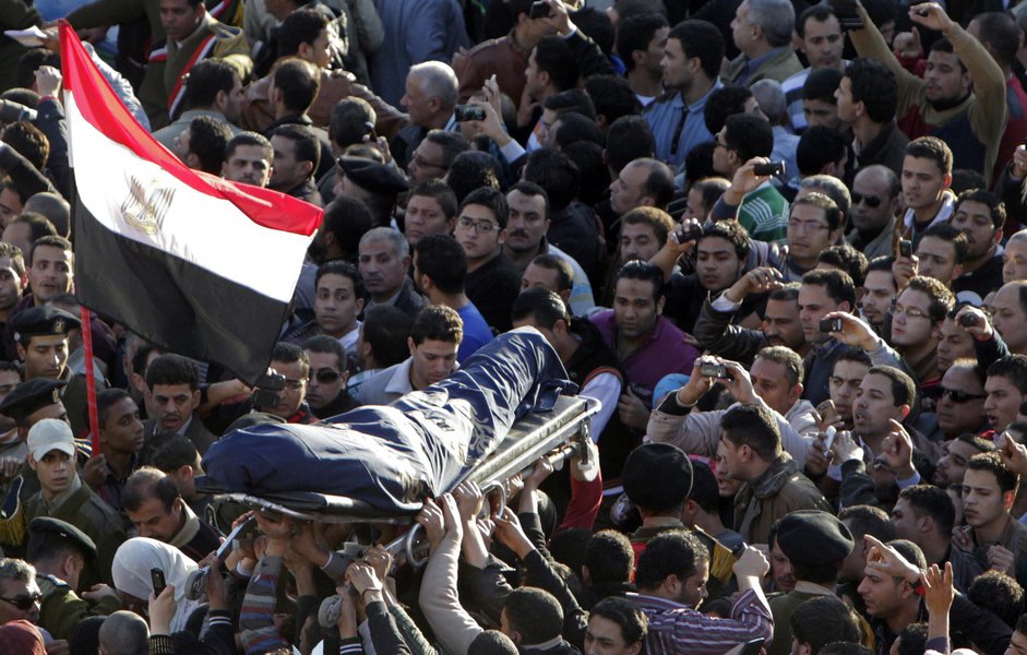 ATTENTION EDITORS - VISUAL COVERAGE OF SCENES OF INJURY OR DEATH
Mourners carry a wrapped body during a funeral service for policemen and people killed in a car bomb explosion, near Al Naser Mosque in Egypt's Nile Delta city of Mansoura in Dakahlyia prov (Foto: Romulo Faro) ATTENTION EDITORS - VISUAL COVERAGE OF SCENES OF INJURY OR DEATH
Mourners carry a wrapped body during a funeral service for policemen and people killed in a car bomb explosion, near Al Naser Mosque in Egypt's Nile Delta city of Mansoura in Dakahlyia prov