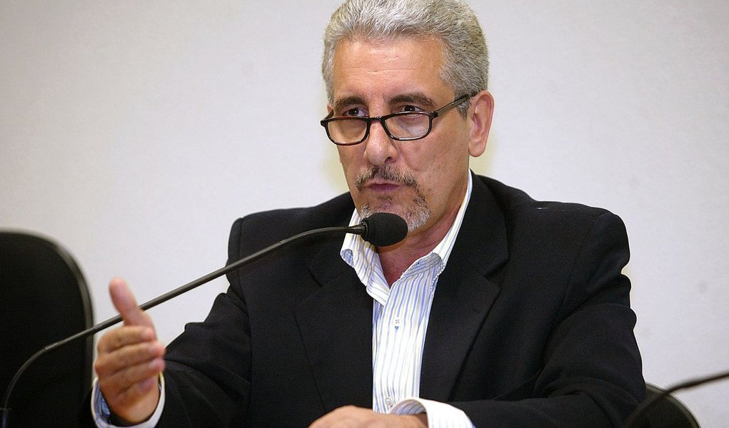 07.12.2005 - Ailton de Freitas - PA - O ex-diretor de Marketing do Banco do Brasil, Henrique Pizzolato, durante depoimento na CPI dos Correios. (Foto: Valter Lima) 07.12.2005 - Ailton de Freitas - PA - O ex-diretor de Marketing do Banco do Brasil, Henrique Pizzolato, durante depoimento na CPI dos Correios.