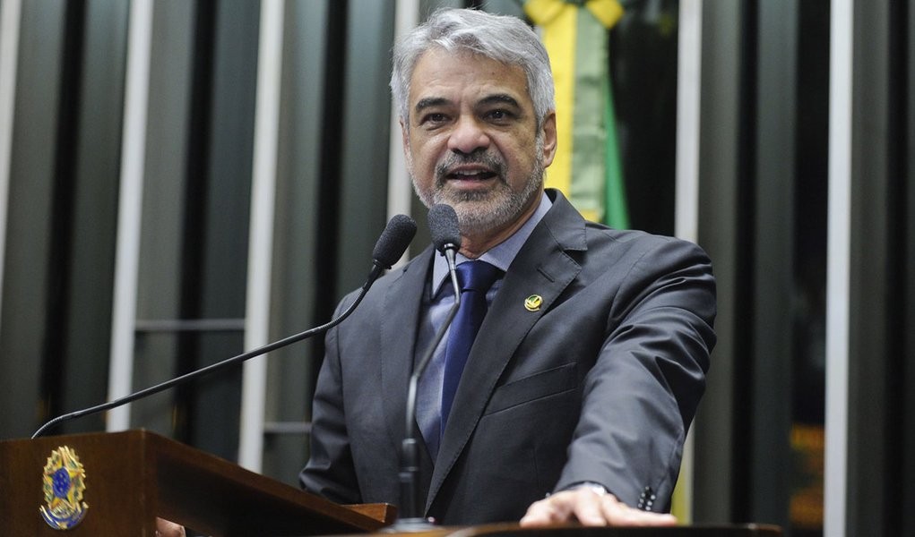 Votação do projeto que cria cota de vagas para negros ou pardos em concursos públicos federais: senador Humberto Costa (PT-PE) considera “histórica” aprovação do projeto no Senado. Ele relatou a matéria na Comissão de Constituição, Justiça e Cidadania (CC (Foto: Paulo Emílio) Votação do projeto que cria cota de vagas para negros ou pardos em concursos públicos federais: senador Humberto Costa (PT-PE) considera “histórica” aprovação do projeto no Senado. Ele relatou a matéria na Comissão de Constituição, Justiça e Cidadania (CC