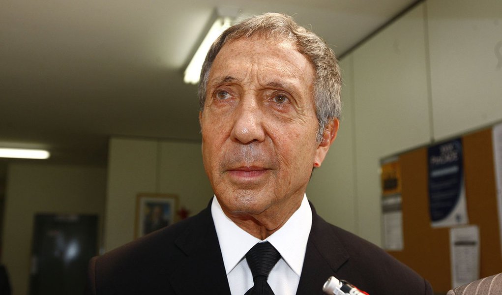 ABILIO32 BSB DF - MICHEL KLEIN/ABILIO DINIZ - ECONOMIA - O presidente do conselho de administração do Pão de Açúcar, Abílio Diniz, concede entrevista a imprensa após reunião com presidente do Conselho Administrativo de Defesa Econômica (Cade), Arthur (Foto: Gisele Federicce) ABILIO32 BSB DF - MICHEL KLEIN/ABILIO DINIZ - ECONOMIA - O presidente do conselho de administração do Pão de Açúcar, Abílio Diniz, concede entrevista a imprensa após reunião com presidente do Conselho Administrativo de Defesa Econômica (Cade), Arthur