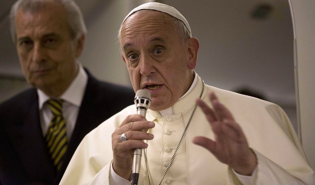 El Papa Francisco habla con periodistas a bordo del avión papal que lo llevó de regreso al Vaticano desde Jerusalén. 26 de mayo, 2014. El Papa Francisco dijo el lunes que eventualmente está abierto a retirarse al igual que su predecesor, Benedicto XVI (Foto: Valter Lima) El Papa Francisco habla con periodistas a bordo del avión papal que lo llevó de regreso al Vaticano desde Jerusalén. 26 de mayo, 2014. El Papa Francisco dijo el lunes que eventualmente está abierto a retirarse al igual que su predecesor, Benedicto XVI