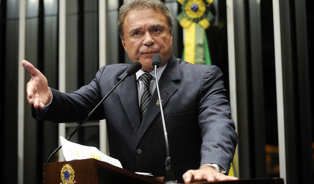 Senador Alvaro Dias (PSDB-PR) manifesta seu apoiou à Marcha dos Elefantes Brancos, uma passeata de policiais federais contra a burocracia e a politicagem na segurança pública (Foto: Roberta Namour) Senador Alvaro Dias (PSDB-PR) manifesta seu apoiou à Marcha dos Elefantes Brancos, uma passeata de policiais federais contra a burocracia e a politicagem na segurança pública