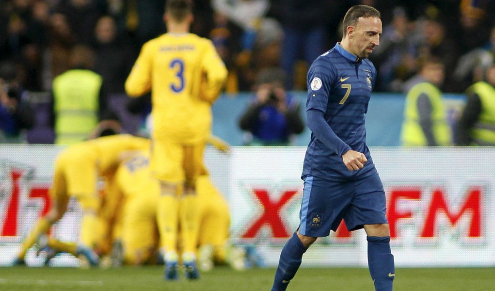 France's Franck Ribery (front) walks after Ukraine's Andriy Yarmolenko celebrates his goal with team mates (back) during the 2014 World Cup qualifying first leg playoff soccer match at the Olympic stadium in Kiev November 15, 2013. REUTERS/Gleb Garanich (Foto: Leonardo Attuch) France's Franck Ribery (front) walks after Ukraine's Andriy Yarmolenko celebrates his goal with team mates (back) during the 2014 World Cup qualifying first leg playoff soccer match at the Olympic stadium in Kiev November 15, 2013. REUTERS/Gleb Garanich