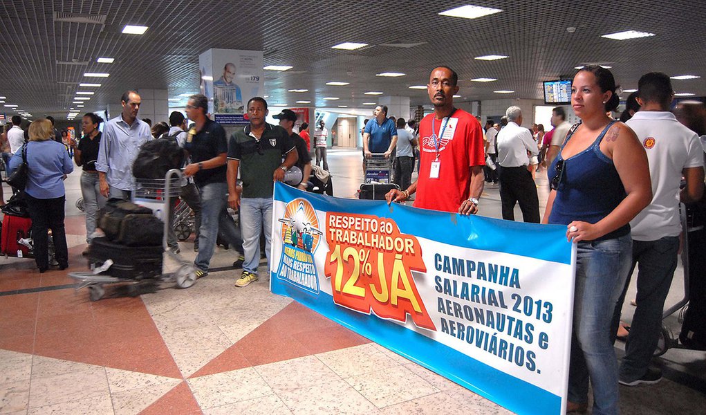 SALVADOR,BA,17.12.2013:AEROPORTO INTERNACIONAL SALVADOR/PROTESTO - Aeroviários protestam no Aeroporto Internacional Deputado Luís Eduardo Magalhães, em Salvador, BA, na manhã desta quarta-feira (18). Eles reivindicam melhores condições de trabalho. (Foto: (Foto: Valter Lima) SALVADOR,BA,17.12.2013:AEROPORTO INTERNACIONAL SALVADOR/PROTESTO - Aeroviários protestam no Aeroporto Internacional Deputado Luís Eduardo Magalhães, em Salvador, BA, na manhã desta quarta-feira (18). Eles reivindicam melhores condições de trabalho. (Foto: