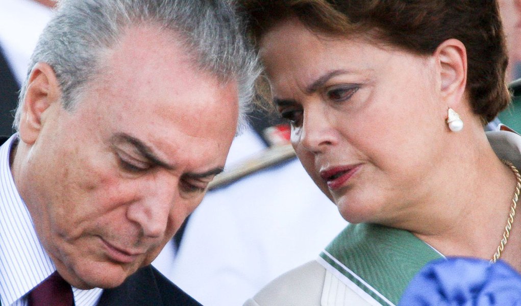 DF - DILMA/EXÉRCITO - GERAL - O vice-Presidente da Michel Temer (e) e a presidente Dilma Rousseff participam da solenidade de comemoração do Dia do Exército Brasileiro no Quartel General do Exército, no Setor Militar Urbano, em Brasília, nesta terça-fei (Foto: Tereza Cruvinel) DF - DILMA/EXÉRCITO - GERAL - O vice-Presidente da Michel Temer (e) e a presidente Dilma Rousseff participam da solenidade de comemoração do Dia do Exército Brasileiro no Quartel General do Exército, no Setor Militar Urbano, em Brasília, nesta terça-fei