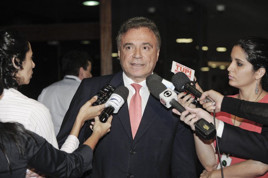 Senador Alvaro Dias (PSDB-PR) concede entrevista após se reunir com líderes partidários para tentar contornar as discordâncias no texto do projeto do Plano Nacional de Educação (PNE), relatado por ele (Foto: Romulo Faro) Senador Alvaro Dias (PSDB-PR) concede entrevista após se reunir com líderes partidários para tentar contornar as discordâncias no texto do projeto do Plano Nacional de Educação (PNE), relatado por ele