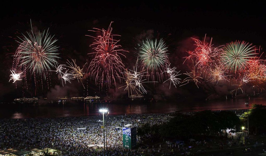 RIO DE JANEIRO,RJ,31.12.2013:RÉVEILLON 2014/COPACABANA/QUEIMA DE FOGOS - Queima de fogos de artifícios da Festa de Réveillon 2014 na Praia de Copacabana, no Rio de Janeiro (RJ), na madrugada desta quarta-feira (01). (Foto: Gustavo Oliveira/Futura Press/Fo (Foto: Valter Lima) RIO DE JANEIRO,RJ,31.12.2013:RÉVEILLON 2014/COPACABANA/QUEIMA DE FOGOS - Queima de fogos de artifícios da Festa de Réveillon 2014 na Praia de Copacabana, no Rio de Janeiro (RJ), na madrugada desta quarta-feira (01). (Foto: Gustavo Oliveira/Futura Press/Fo