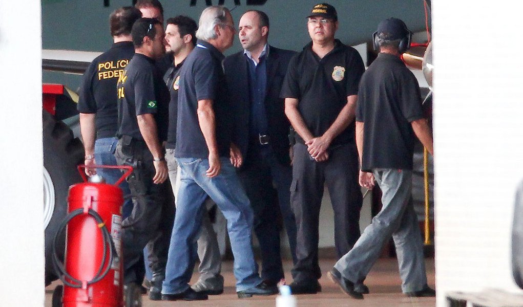 BRASÍLIA, DF, 16.11.2013: DESEMBARQUE/CONDENADOS/MENSALÃO/DF - Condenados do mensalão, José Genoino, José Dirceu e mineiros, desembarcam no hangar da PF em Brasilia. (Foto: Pedro Ladeira/Folhapress) (Foto: João Gomes) BRASÍLIA, DF, 16.11.2013: DESEMBARQUE/CONDENADOS/MENSALÃO/DF - Condenados do mensalão, José Genoino, José Dirceu e mineiros, desembarcam no hangar da PF em Brasilia. (Foto: Pedro Ladeira/Folhapress)