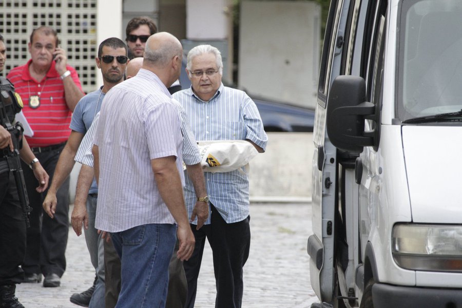 RECIFE, PE, 27.12.2013: PEDRO CORR�A/MENSAL�O/PE - O ex-deputado federal Pedro Corr�a, condenado no julgamento do mensal�o, chega para o exame de corpo de delito no Instituto de Medicina Legal (IML), no bairro de Santo Amaro, �rea central da capital.Ap�s (Foto: Gisele Federicce) RECIFE, PE, 27.12.2013: PEDRO CORR�A/MENSAL�O/PE - O ex-deputado federal Pedro Corr�a, condenado no julgamento do mensal�o, chega para o exame de corpo de delito no Instituto de Medicina Legal (IML), no bairro de Santo Amaro, �rea central da capital.Ap�s