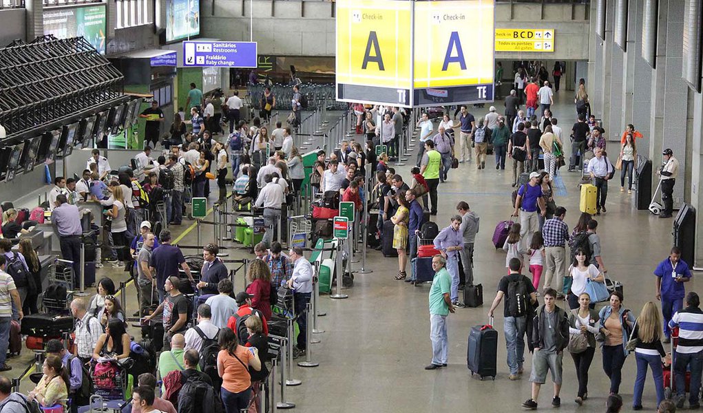 GUARULHOS,SP,20.12.2013:AEROPORTO/CUMBICA/MOVIMENTAÇÃO - Movimentação de passageiros no Aeroporto de Cumbica, em Guarulhos, SP, nesta sexta-feira (20). (Foto: Beto Martins/Futura Press/Folhapress) (Foto: Gisele Federicce) GUARULHOS,SP,20.12.2013:AEROPORTO/CUMBICA/MOVIMENTAÇÃO - Movimentação de passageiros no Aeroporto de Cumbica, em Guarulhos, SP, nesta sexta-feira (20). (Foto: Beto Martins/Futura Press/Folhapress)