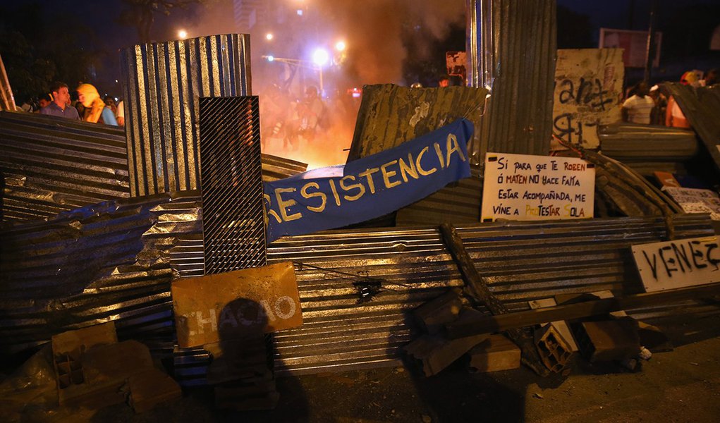 CARACAS, VENEZUELA - MARCH 02: A fire burns behind a barricade during an anti-government demonstration on March 2, 2014 in Caracas, Venezuela. With one of the highest inflation rates in the world, Venezuela has been in turmoil for almost three weeks as o (Foto: Valter Lima) CARACAS, VENEZUELA - MARCH 02: A fire burns behind a barricade during an anti-government demonstration on March 2, 2014 in Caracas, Venezuela. With one of the highest inflation rates in the world, Venezuela has been in turmoil for almost three weeks as o