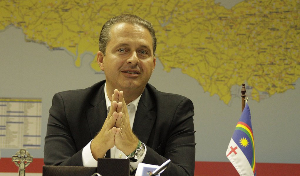 RECIFE, PE, 19.12.2013: EDUARDO CAMPOS/WILSON DAMÁZIO – O governador de Pernambuco, Eduardo Campos durante entrevista sobre o pedido de demissão do secretário de Defesa Social, Wilson Damázio, que colocou o cargo à disposição nesta quinta-feira (19), em R (Foto: Sheila Lopes) RECIFE, PE, 19.12.2013: EDUARDO CAMPOS/WILSON DAMÁZIO – O governador de Pernambuco, Eduardo Campos durante entrevista sobre o pedido de demissão do secretário de Defesa Social, Wilson Damázio, que colocou o cargo à disposição nesta quinta-feira (19), em R