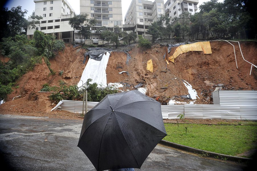 Belo Horizonte - Local onde estava pr�dio que desabou na capital mineira em consequ�ncia da chuva (Foto: Leonardo Attuch) Belo Horizonte - Local onde estava pr�dio que desabou na capital mineira em consequ�ncia da chuva