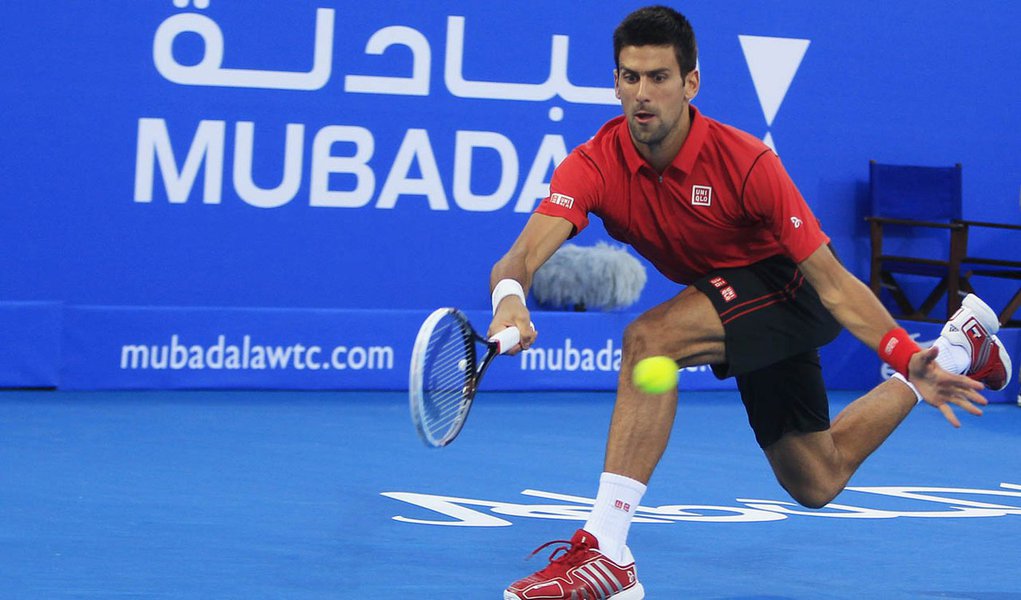 Novak Djokovic of Serbia hits a return to David Ferrer of Spain during their final tennis match at Mubadala World Tennis Championship in Abu Dhabi December 28, 2013. REUTERS/Rula Rouhana (UNITED ARAB EMIRATES - Tags: SPORT TENNIS) (Foto: Gisele Federicce) Novak Djokovic of Serbia hits a return to David Ferrer of Spain during their final tennis match at Mubadala World Tennis Championship in Abu Dhabi December 28, 2013. REUTERS/Rula Rouhana (UNITED ARAB EMIRATES - Tags: SPORT TENNIS)