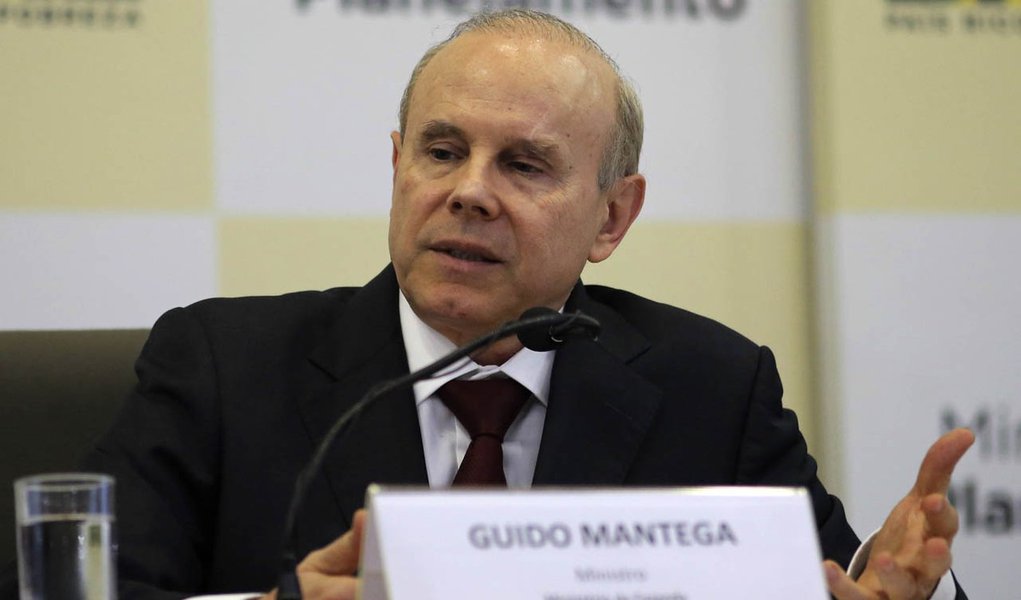 Brazil's Finance Minister Guido Mantega gives a news conference in Brasilia, July 22, 2013. Mantega and Planning Minister Miriam Belchior announced a budget cut of close to $5 billion in public spending for the rest of 2013. REUTERS/Fabio Rodrigues-Pozzeb (Foto: Aquiles Lins) Brazil's Finance Minister Guido Mantega gives a news conference in Brasilia, July 22, 2013. Mantega and Planning Minister Miriam Belchior announced a budget cut of close to $5 billion in public spending for the rest of 2013. REUTERS/Fabio Rodrigues-Pozzeb