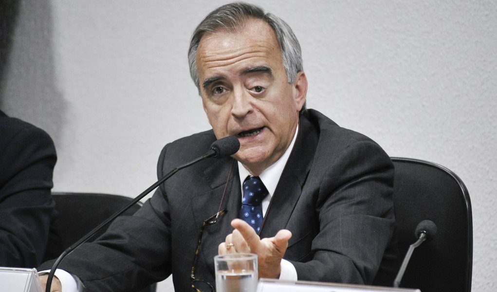 Nestor Cerveró, ex-diretor internacional da Petrobras, presta depoimento à Comissão Parlamentar de Inquérito (CPI) da Petrobras, que investiga denúncias de corrupção na empresa durante compra de refinaria em Pasadena, no Texas (Foto: Gisele Federicce) Nestor Cerveró, ex-diretor internacional da Petrobras, presta depoimento à Comissão Parlamentar de Inquérito (CPI) da Petrobras, que investiga denúncias de corrupção na empresa durante compra de refinaria em Pasadena, no Texas