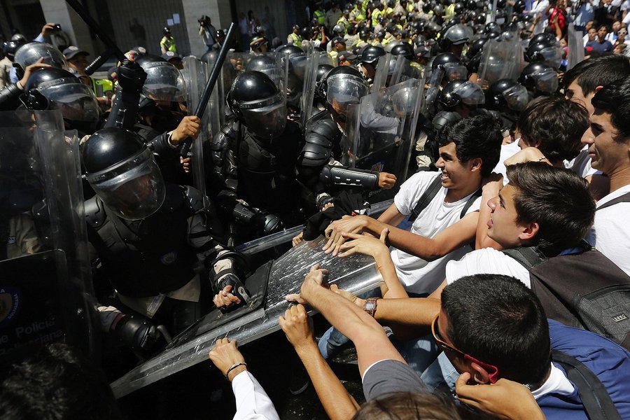 Anti-government medical students scuffle with national policemen during a march demanding medical supplies for hospitals in Caracas March 10, 2014. As violent protests in Venezuela alienate moderates in the opposition and show no signs of toppling Preside (Foto: Gisele Federicce) Anti-government medical students scuffle with national policemen during a march demanding medical supplies for hospitals in Caracas March 10, 2014. As violent protests in Venezuela alienate moderates in the opposition and show no signs of toppling Preside