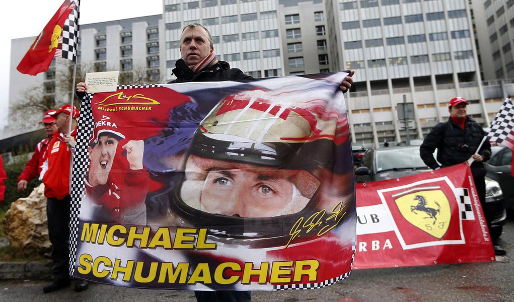 Philippe, a fan from Lyon, waves a flag as he attends a silent 45th birthday tribute to seven-times former Formula One world champion Michael Schumacher with Ferrari fans in front of the CHU hospital emergency unit in Grenoble, French Alps, where Michael (Foto: Gisele Federicce) Philippe, a fan from Lyon, waves a flag as he attends a silent 45th birthday tribute to seven-times former Formula One world champion Michael Schumacher with Ferrari fans in front of the CHU hospital emergency unit in Grenoble, French Alps, where Michael