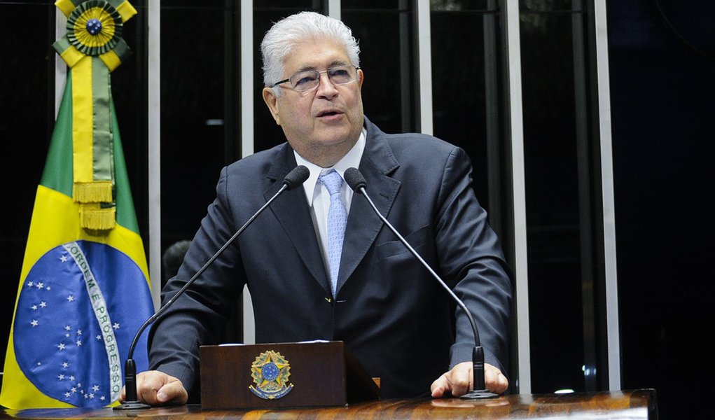 Senador Roberto Requião (PMDB-PR) denuncia a formação de cartel por seis multinacionais que comercializam pneus no Brasil (Foto: Gisele Federicce) Senador Roberto Requião (PMDB-PR) denuncia a formação de cartel por seis multinacionais que comercializam pneus no Brasil
