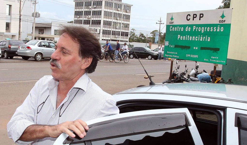 DF - MENSALÃO/DELÚBIO - POLÍTICA - O ex-tesoureiro do PT Delúbio Soares retorna ao Centro de Progressão Penitenciária (CPP), no Distrito Federal, após seu primeiro dia de trabalho fora da prisão, nesta segunda-feira. Delúbio foi submetido nesta seg (Foto: Valter Lima) DF - MENSALÃO/DELÚBIO - POLÍTICA - O ex-tesoureiro do PT Delúbio Soares retorna ao Centro de Progressão Penitenciária (CPP), no Distrito Federal, após seu primeiro dia de trabalho fora da prisão, nesta segunda-feira. Delúbio foi submetido nesta seg