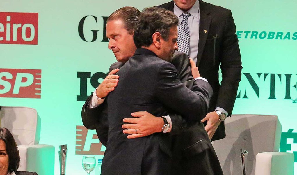 SÃO PAULO,SP,02.01.2014:PRÊMIO BRASILEIROS DO ANO ISTOÉ 2013 - Aécio Neves e Eduardo Campos durante Prêmio Brasileiros do Ano ISTOÉ 2013 no Citibank Hall, na Avenida das Nações Unidas, em São Paulo (SP), nesta segunda-feira (02). (Foto: Gabriela Biló/Futu (Foto: Paulo Emílio) SÃO PAULO,SP,02.01.2014:PRÊMIO BRASILEIROS DO ANO ISTOÉ 2013 - Aécio Neves e Eduardo Campos durante Prêmio Brasileiros do Ano ISTOÉ 2013 no Citibank Hall, na Avenida das Nações Unidas, em São Paulo (SP), nesta segunda-feira (02). (Foto: Gabriela Biló/Futu