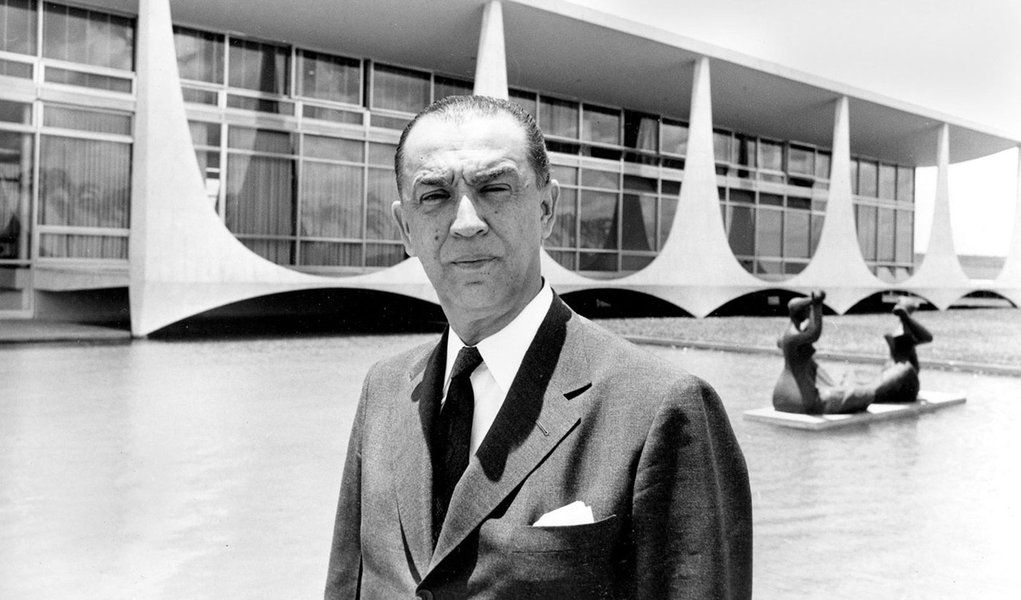 Juscelino Kubitschek, President of Brazil, poses in front of a building in Brasilia, capital of Brazil, in 1960. (AP Photo) (Foto: Leonardo Araújo) Juscelino Kubitschek, President of Brazil, poses in front of a building in Brasilia, capital of Brazil, in 1960. (AP Photo)