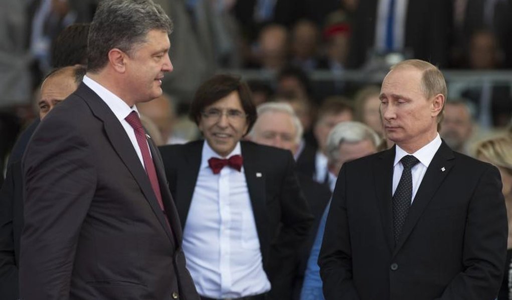 O presidente russo, Vladimir Putin, e o presidente ucraniano, Petro Poroshenko, se encontram pela primeira vez nesta sexta-feira durante homenagem ao dia D, em Ouistreham, França. 06/06/2014 REUTERS/Alexander Zemlianichenko/Pool (Foto: Gisele Federicce) O presidente russo, Vladimir Putin, e o presidente ucraniano, Petro Poroshenko, se encontram pela primeira vez nesta sexta-feira durante homenagem ao dia D, em Ouistreham, França. 06/06/2014 REUTERS/Alexander Zemlianichenko/Pool