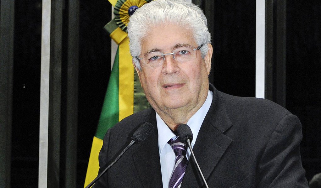 Senador Roberto Requião (PMDB-PR) anuncia que vai se apresentar à convenção nacional do PMDB como candidato do partido à Presidência da República (Foto: Leonardo Lucena) Senador Roberto Requião (PMDB-PR) anuncia que vai se apresentar à convenção nacional do PMDB como candidato do partido à Presidência da República
