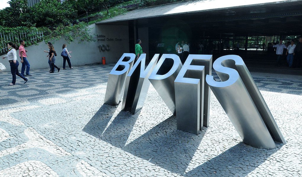 Data: 11/08/2011
Editoria: Novo Portal Valor
Reporter: Mariane Goldberg
Local: Rio de Janeiro, RJ
Pauta: Fotos para o Novo Portal Valor - Novo Site
Setor: Finaceiro
Personagem: Predio do BNDES na Avenida Chile, 100
Tags: Banco Nacional de Desenv (Foto: Aquiles Lins) Data: 11/08/2011
Editoria: Novo Portal Valor
Reporter: Mariane Goldberg
Local: Rio de Janeiro, RJ
Pauta: Fotos para o Novo Portal Valor - Novo Site
Setor: Finaceiro
Personagem: Predio do BNDES na Avenida Chile, 100
Tags: Banco Nacional de Desenv