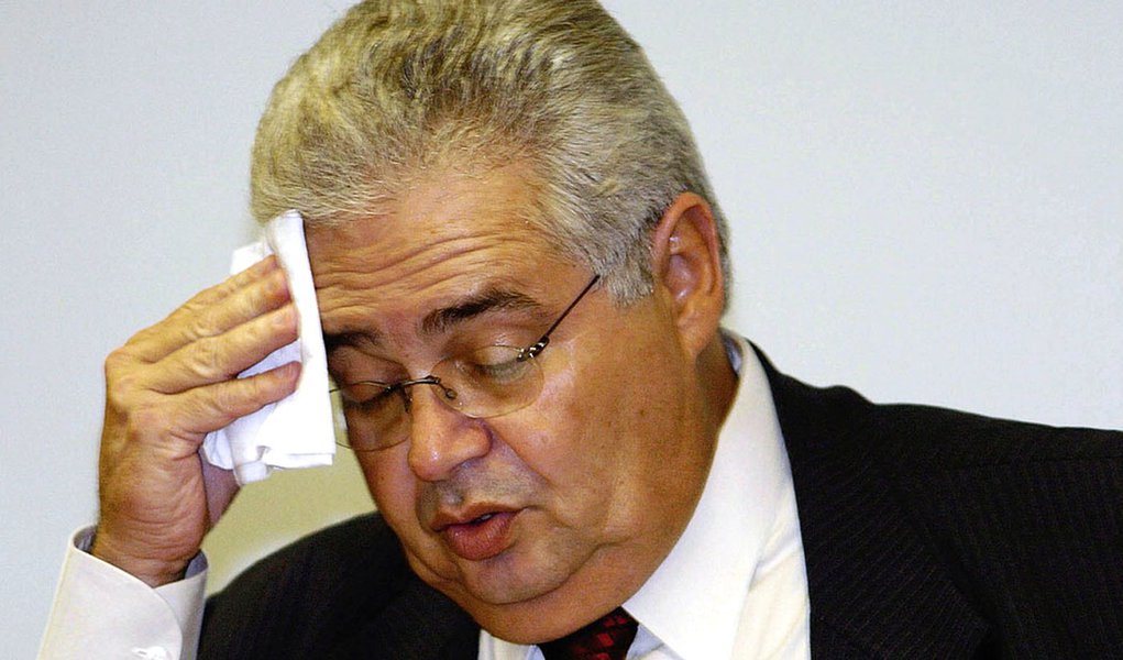 O presidente do PP deputado Pedro Correa, enxuga o suor da testa, durante reuniao da bancada, que discutiu o reajuste do salario minimo e outros temas da pauta da Camara. (Foto: Leonardo Lucena) O presidente do PP deputado Pedro Correa, enxuga o suor da testa, durante reuniao da bancada, que discutiu o reajuste do salario minimo e outros temas da pauta da Camara.