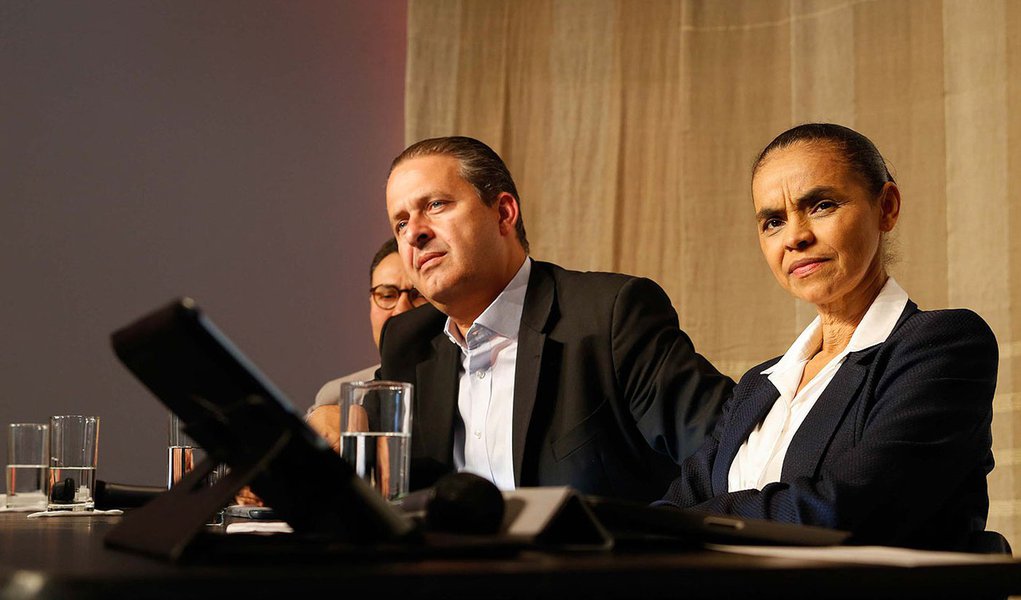 SÃO PAULO,SP,28.10.2013:MARINA SILVA/EDUARDO CAMPOS/ENCONTRO - Marina Silva da Rede Sustentabilidade, e o governador de Pernambuco, Eduardo Campos do Partido Socialista Brasileiro durante coletiva do primeiro encontro programático que tem como objetivo di (Foto: Gisele Federicce) SÃO PAULO,SP,28.10.2013:MARINA SILVA/EDUARDO CAMPOS/ENCONTRO - Marina Silva da Rede Sustentabilidade, e o governador de Pernambuco, Eduardo Campos do Partido Socialista Brasileiro durante coletiva do primeiro encontro programático que tem como objetivo di