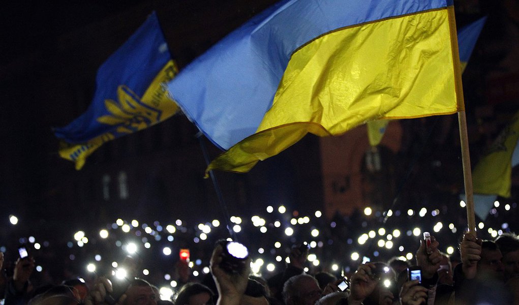 Anti-government protesters light torches and mobile devices during a rally in central Independence Square in Kiev February 21, 2014. Ukraine's opposition leaders signed an EU-mediated peace deal with President Viktor Yanukovich on Friday, aiming to resolv (Foto: Roberta Namour) Anti-government protesters light torches and mobile devices during a rally in central Independence Square in Kiev February 21, 2014. Ukraine's opposition leaders signed an EU-mediated peace deal with President Viktor Yanukovich on Friday, aiming to resolv