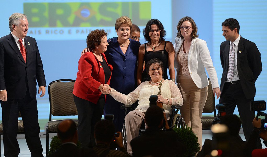 Brasília - A presidenta Dilma Rousseff participa da cerimônia de entrega do Prêmio Direitos Humanos 2013, durante o Fórum Mundial de Direitos Humanos. Na foto, Maria de Penha Maia Fernandes, que inspirou a Lei Maria da Penha que combate a violência domés (Foto: Roberta Namour) Brasília - A presidenta Dilma Rousseff participa da cerimônia de entrega do Prêmio Direitos Humanos 2013, durante o Fórum Mundial de Direitos Humanos. Na foto, Maria de Penha Maia Fernandes, que inspirou a Lei Maria da Penha que combate a violência domés