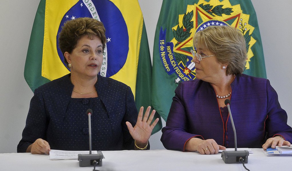 Dilma recebe a diretora-executiva da ONU Mulheres, Michelle Bachelet, às 10h, no Palácio do Planalto. Na ocasião, ela vai entregar oficialmente à presidenta a versão em português do relatório Um piso de proteção social para uma globalização equitativa e i (Foto: Roberta Namour) Dilma recebe a diretora-executiva da ONU Mulheres, Michelle Bachelet, às 10h, no Palácio do Planalto. Na ocasião, ela vai entregar oficialmente à presidenta a versão em português do relatório Um piso de proteção social para uma globalização equitativa e i