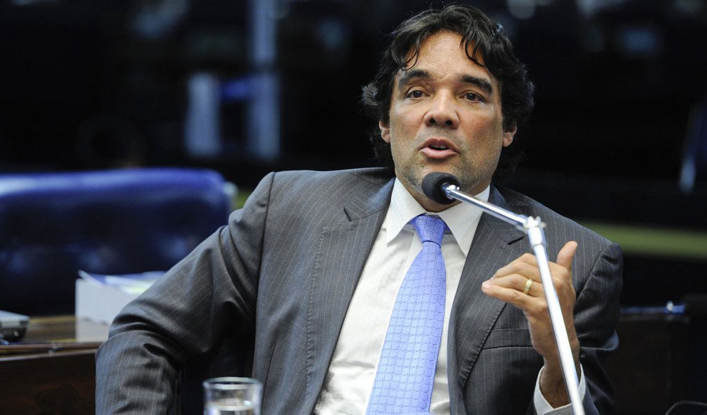 Em aparte, o senador Lobão Filho (PMDB-MA) diz que sistema de transmissão de energia brasileiro possui altÃssima qualidade (Foto: Itevaldo Junior) Em aparte, o senador Lobão Filho (PMDB-MA) diz que sistema de transmissão de energia brasileiro possui altÃssima qualidade