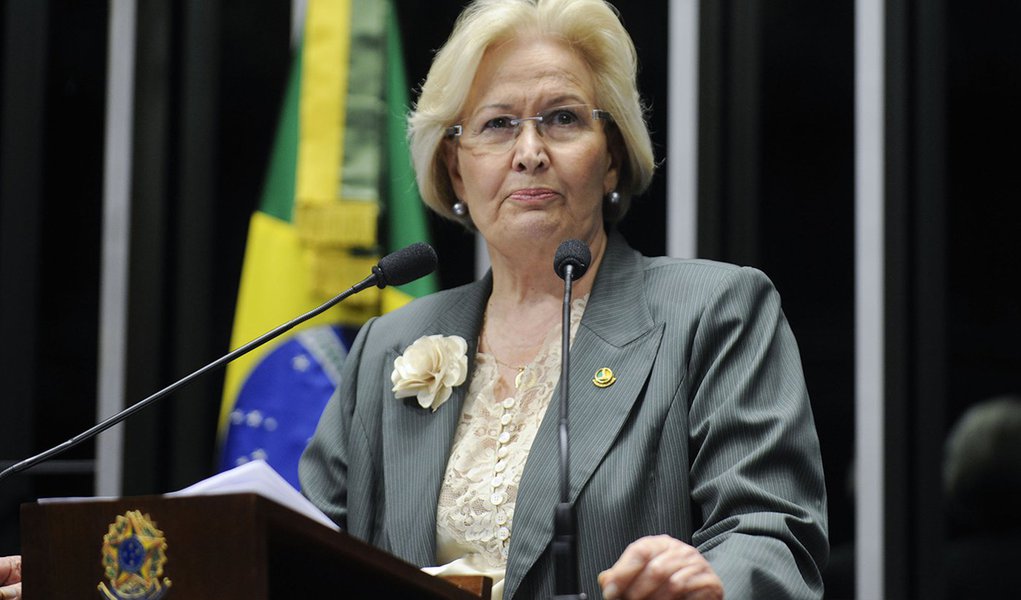 Senadora Ana Amélia (PP-RS) pede ao presidente da Comissão de Constituição, Justiça e Cidadania, senador Vital do Rêgo (PMDB-PB), que coloque logo em votação a Proposta de Emenda à Constituição 63/2013, que institui a parcela mensal de valorização por tem (Foto: Leonardo Lucena) Senadora Ana Amélia (PP-RS) pede ao presidente da Comissão de Constituição, Justiça e Cidadania, senador Vital do Rêgo (PMDB-PB), que coloque logo em votação a Proposta de Emenda à Constituição 63/2013, que institui a parcela mensal de valorização por tem