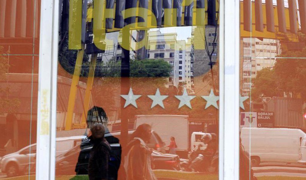 Foto de arquivo de segurança dentro de uma agência do Itaú, em São Paulo. O Governo do Uruguai autorizou a transferência de ativos de banco de varejo do Citibank local para o Itaú Unibanco, na última etapa de uma aquisição que começou em junho, segundo um (Foto: Giuliana Miranda) Foto de arquivo de segurança dentro de uma agência do Itaú, em São Paulo. O Governo do Uruguai autorizou a transferência de ativos de banco de varejo do Citibank local para o Itaú Unibanco, na última etapa de uma aquisição que começou em junho, segundo um