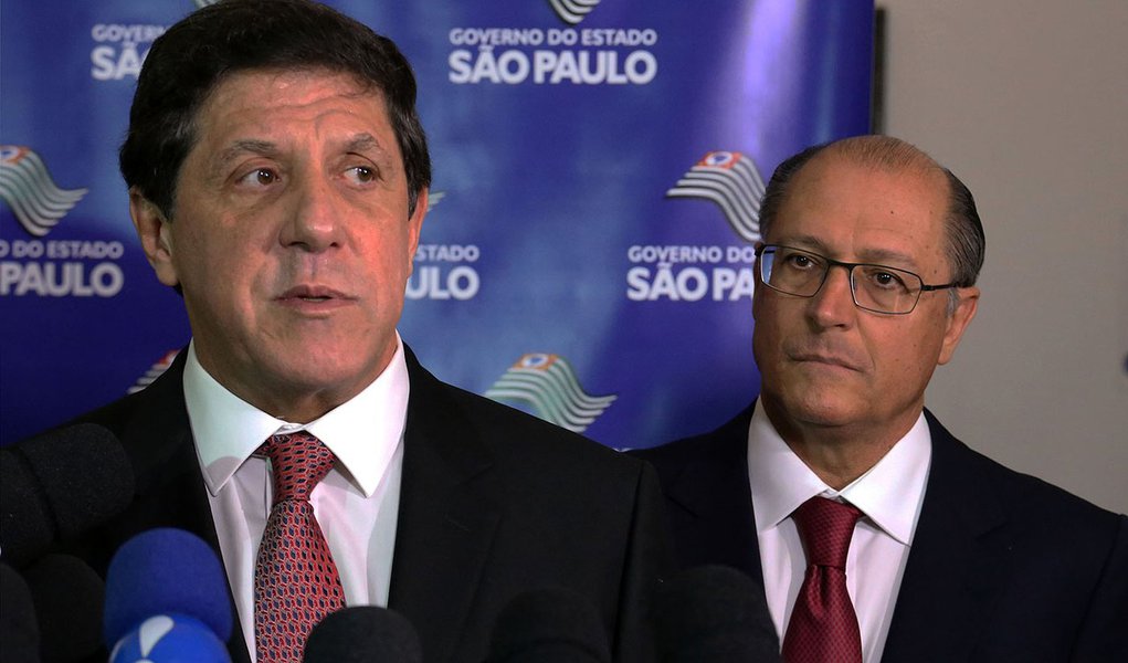 SÃO PAULO,SP,05.09.2013:ALCKMIN/POSSE SECRETÁRIO DE ESTADO DA SAÚDE - O governador de São Paulo, Geraldo Alckmin e o médico infectologista David Uip, após sua posse como novo secretário de Estado da Saúde de São Paulo, em cerimônia realizada no Palácio do (Foto: Roberta Namour) SÃO PAULO,SP,05.09.2013:ALCKMIN/POSSE SECRETÁRIO DE ESTADO DA SAÚDE - O governador de São Paulo, Geraldo Alckmin e o médico infectologista David Uip, após sua posse como novo secretário de Estado da Saúde de São Paulo, em cerimônia realizada no Palácio do