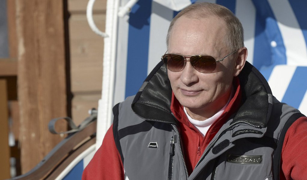 Russian President Vladimir Putin looks on during his visit to the "Laura" cross country ski and biathlon centre in the resort of Krasnaya Polyana near Sochi January 3, 2014. REUTERS/Alexei Nikolskiy/RIA Novosti/Kremlin (RUSSIA - Tags: POLITICS SPORT OLYM (Foto: Leonardo Attuch) Russian President Vladimir Putin looks on during his visit to the "Laura" cross country ski and biathlon centre in the resort of Krasnaya Polyana near Sochi January 3, 2014. REUTERS/Alexei Nikolskiy/RIA Novosti/Kremlin (RUSSIA - Tags: POLITICS SPORT OLYM