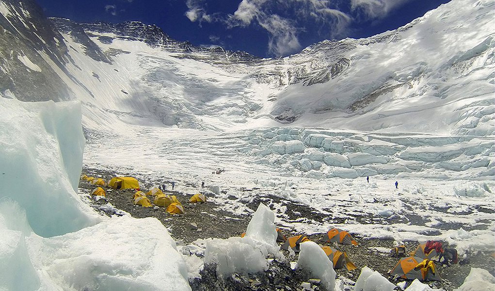 In this Tuesday, May 16, 2013 photo, tents are pitched on Camp 2, as climbers rest on their way to summit the 8,850-meter (29,035-foot) Mount Everest. May is the most popular month for Everest climbs because of more favorable weather. Earlier this month, (Foto: Valter Lima) In this Tuesday, May 16, 2013 photo, tents are pitched on Camp 2, as climbers rest on their way to summit the 8,850-meter (29,035-foot) Mount Everest. May is the most popular month for Everest climbs because of more favorable weather. Earlier this month,