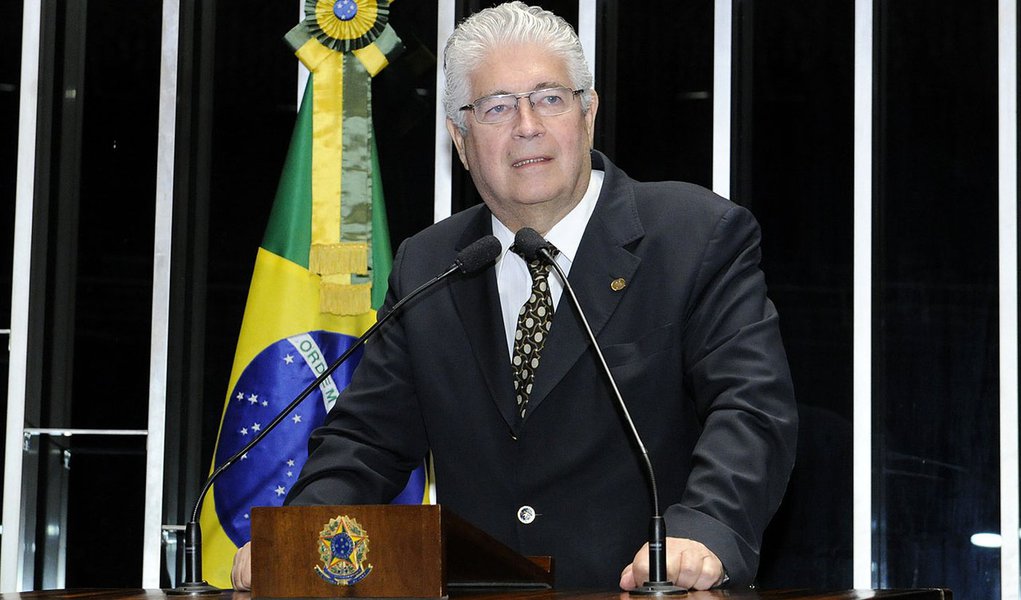 Senador Roberto Requião (PMDB-PR) pede à Câmara dos Deputados que coloque logo em votação seu projeto de lei com novas regras para o direito de resposta a quem se sentir ofendido ou caluniado por informações divulgados pelos veículos de comunicação (Foto: Leonardo Lucena) Senador Roberto Requião (PMDB-PR) pede à Câmara dos Deputados que coloque logo em votação seu projeto de lei com novas regras para o direito de resposta a quem se sentir ofendido ou caluniado por informações divulgados pelos veículos de comunicação